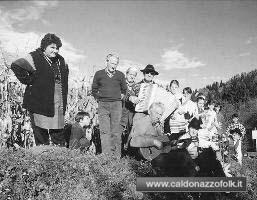 LA RACCOLTA DEL MAIS In primo piano da sinistra, Stefania Curzel (Regolana), Luigi Agostini (Montegan), Remo Curzel  e Giuseppe Campregher (Morio). - Foto GTF Renzo Stenghel